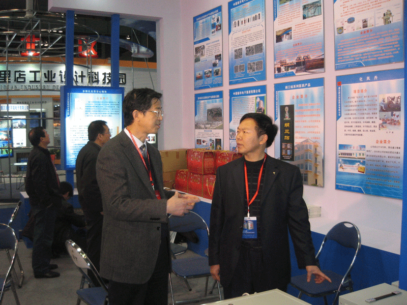 重慶高交會上，貴州省科技廳黨組成員、副廳長茍渝新和本公司總經理親切交談